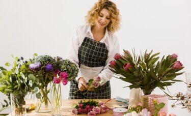 Florystka wśród kwiatów